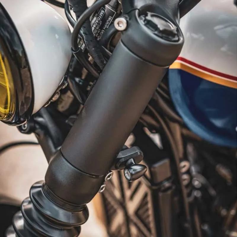 Fourreaux de fourches 47mm The SPATZ avec supports clignot. (Triumph Bobber/Speedmaster) | Motone Customs
