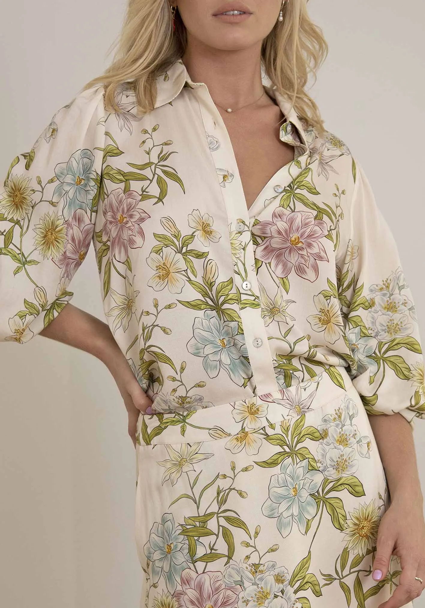 Momento Cream Floral Blouse